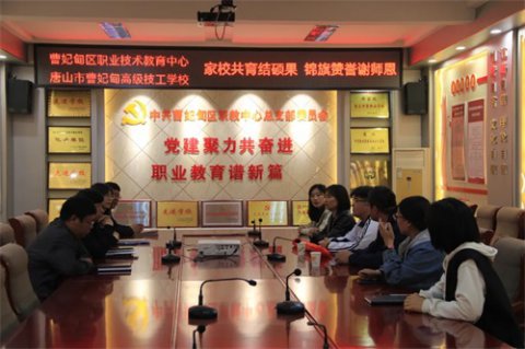 家校共育结硕果 锦旗赞誉谢师恩——曹妃甸区职教中心学生家长向学校赠送锦旗