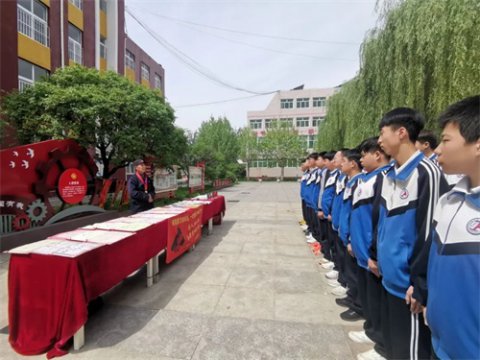 玉田职教中心：劳动节接续青年节 老模范引领新青年