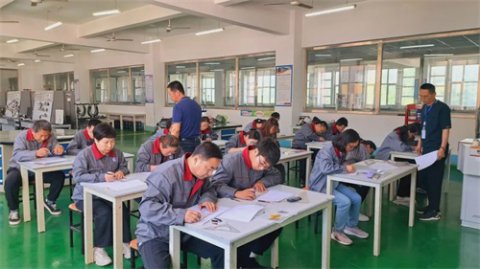 玉田职教中心：机修专业部举行专业课教师技能比武