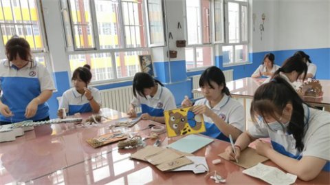 给废弃物第二次生命——玉田职教中心综合专业部举办第十八届技能节“变废为宝”创意手工作品大赛
