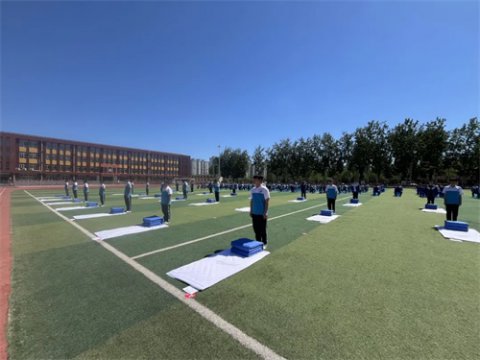 劳动塑风采 技能筑未来——玉田职教中心机电专业部举行叠被子比赛暨思政课堂活动
