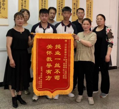园丁用心育桃李 家长感恩送锦旗——迁安职教中心省赛团体一等奖学生家长为学校赠送锦旗