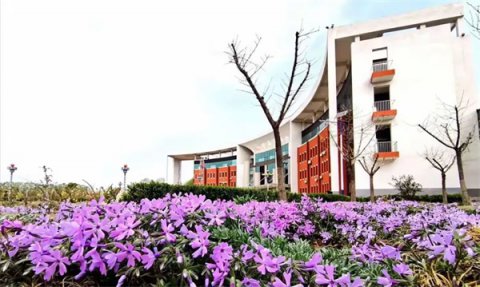 安全护航新学期 纪律规范促成长——遵化市实验中学召开新学期安全纪律教育大会