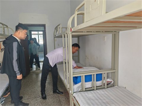 筑牢安全防线，共创文明宿舍——基础部开展新生宿舍安全卫生检查