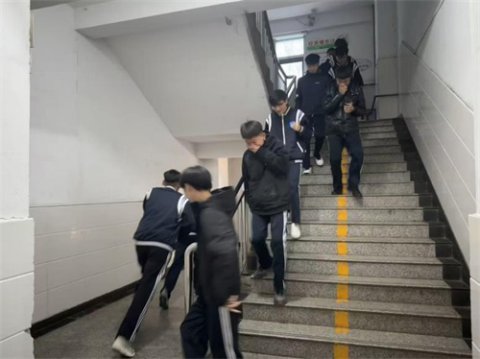 演练筑防 安全相伴（二）——丰润职教中心举行10月份安全疏散演练