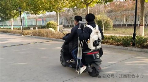 【奋战100天･师生齐向前】电动车载爱出发 暖心教师获赞——记迁西职教中心李佳坤老师