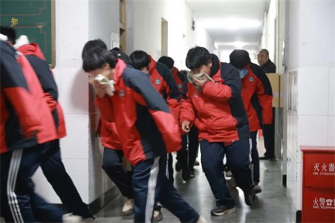 【平安校园】乐亭职校成功组织冬季夜间防火紧急疏散演练