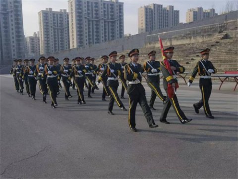 晨光映旗守初心 职教同心启新程——丰润综合职教中心举行2026年第一次升国旗仪式