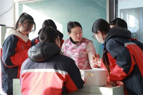 【星火德育】宋锦缝成小马驹 指尖非遗迎新春——乐亭职校