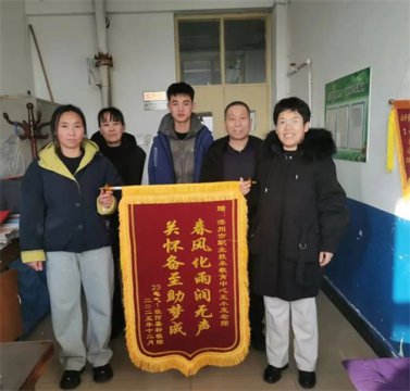 锦旗寄情，育见荣光——滦州职教中心23电气1班何佳轩致谢师恩与机电部培育