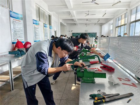 滦南二中师生来滦南职教中心开展职普融通班机械专业技能训练交流活动