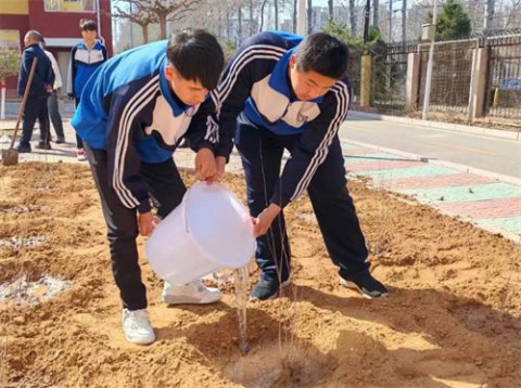 玉田职教中心再次成功举行新疆红柳种植活动