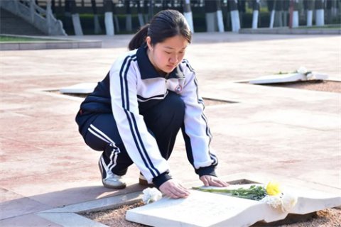 缅怀英烈守初心 砥砺担当育英才——曹妃甸区职教中心（高级技校）师生代表赴冀东烈士陵园开展清明祭英烈主题党日活动