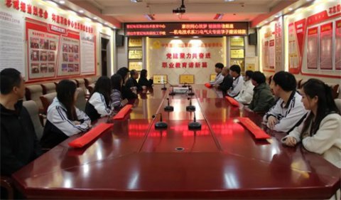十八载育人守初心 锦旗致谢传温情——曹妃甸区职教中心（高级技校）机电技术系23电气大专班学子敬献锦旗