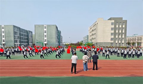 以拳砺志，以练备战——滦南职教中心机电部学子全力备战运动会团体操训练