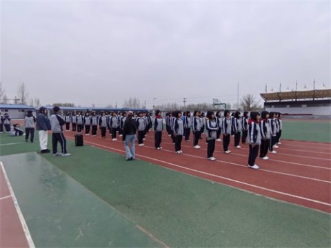 律动青春燃激情，炫彩花球展风采——滦南职教中心综合部花球方队备战校运会
