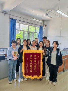 锦旗映师恩 暖意暖校园∣家长赠旗致谢，家校同心育桃李
