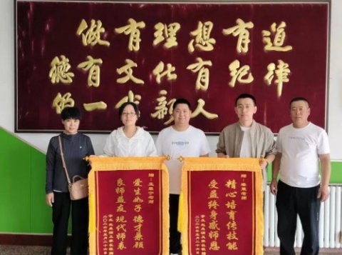 爱心接力育桃李 学子衔恩敬师心
