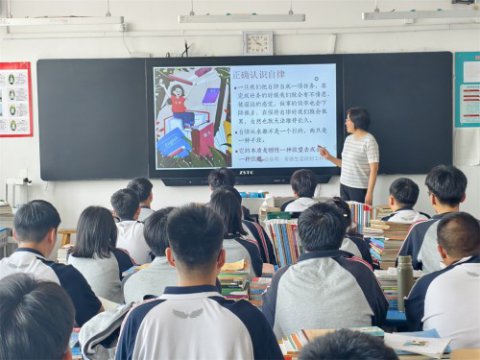 自律修身强根基，团结奋进正当时——滦南职教中心基础部召开高一高二年级主题班会